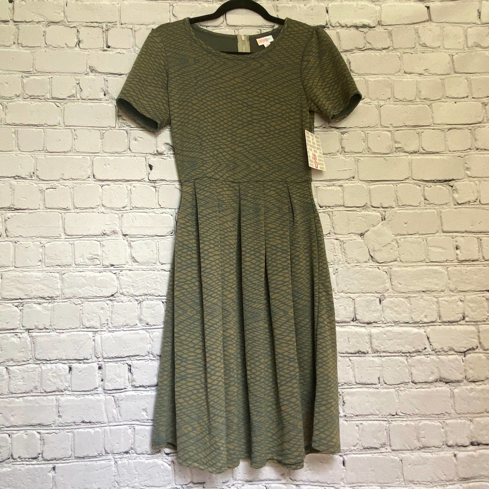 SOLD 🛒 LuLaRoe Amelia Green Dress